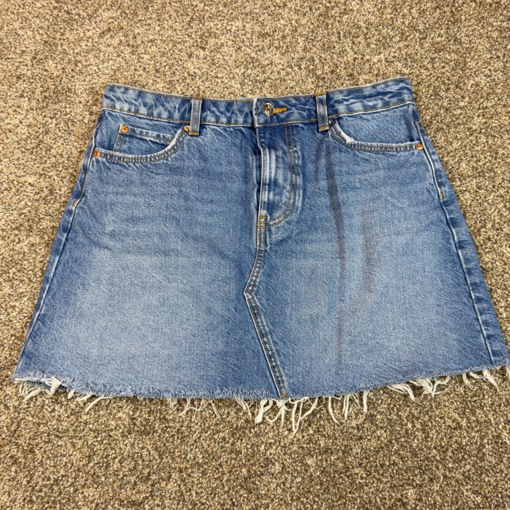 Zara Womens Blue Denim Mini Skirt Raw Hem Medium Wash Size M Y2K Coastal Cowgirl